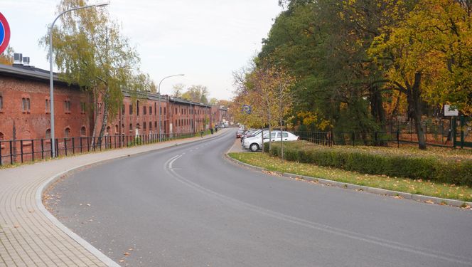 Koszary Dragonów zostaną zagospodarowane. Miasto wystawiło na sprzedaż jedną z nieruchomości [ZDJĘCIA]