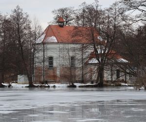 Kościół pw. św. Jana Nepomucena w Zwierzyńcu. Tak „kościół na wodzie” prezentuje się zimą