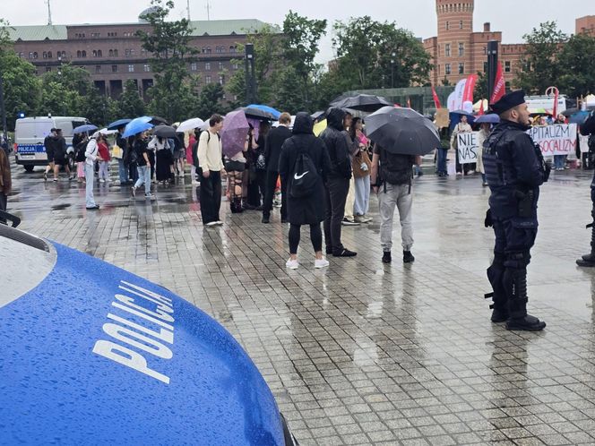 Wystartował Wrocławski Marsz Równości. Na trasie pojawili się przeciwnicy 
