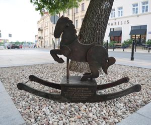 „Konik na biegunach” ozdobił centrum Lublina. Mamy zdjęcia nowej instalacji!