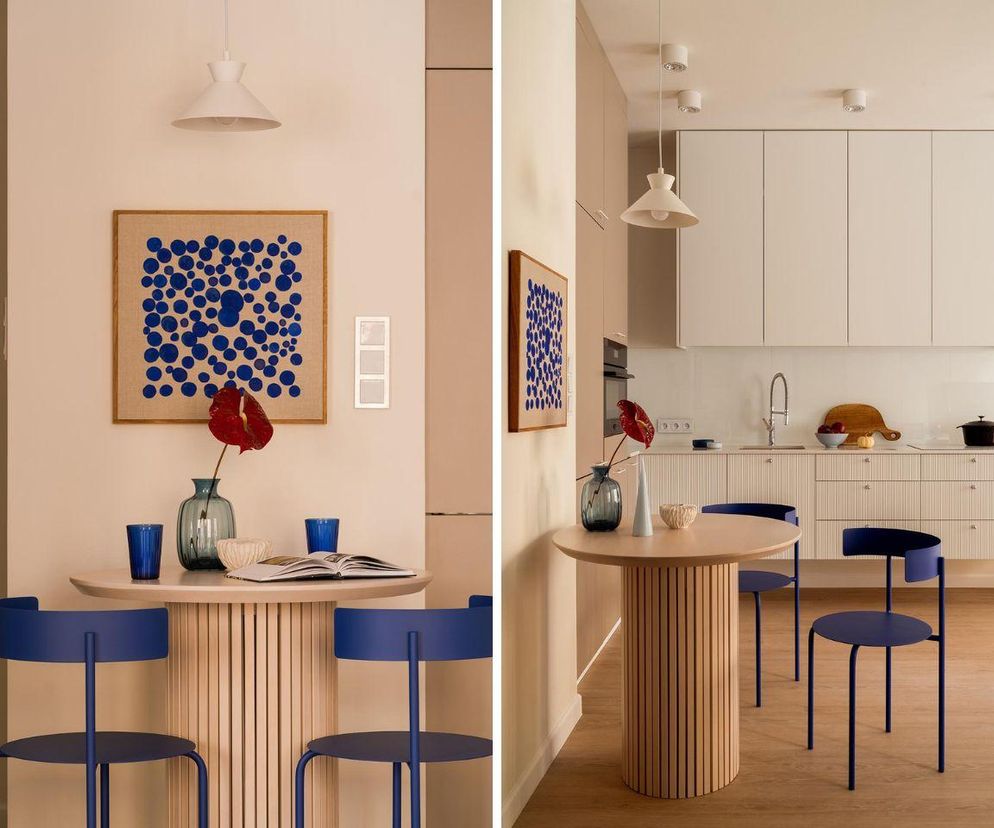 Urocze beżowe, małe mieszkanie w bloku. Muśnięto je kroplą szafiru