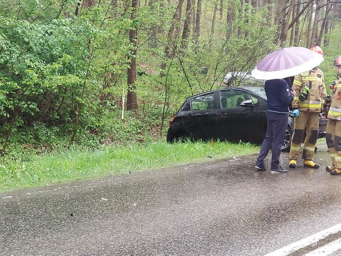 Wypadek na drodze nr 42 w Brodach. Zderzyły się dwa auta osobowe