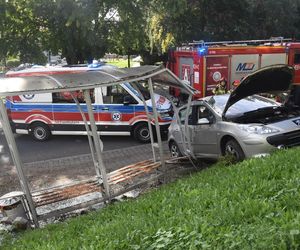 Niebezpieczne zdarzenie w Gostyniu. Samochód staranował latarnię i przystanek autobusowy