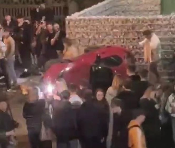 Zdewastowali auto na juwenaliach Politechniki Łódzkiej. Właścicielka szuka świadków