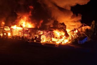 Ogromny pożar w Kawęczynie! Ogień jak wielka pochodnia. Gasiło go 160 strażaków [ZDJĘCIA]