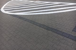 Bydgoscy drogowcy zamalowali miejsca parkingowe. Mówią, że bez nich jest lepiej