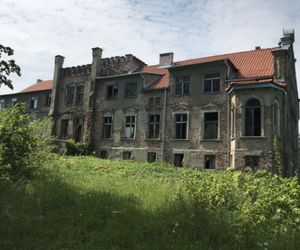Ta wieś pamięta średniowiecze. Krąży zaskakująca legenda o dworze