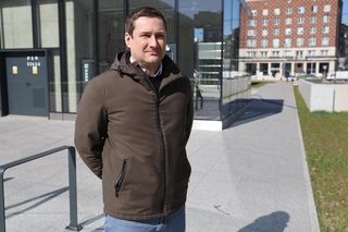 Byliśmy w podziemnym parkingu w Warszawie. Ładowarki dla elektryków, cztery poziomy i 7,5 zł za godzinę