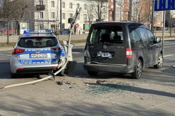 Kolizja zablokowała ruch na skrzyżowaniu. W rozpędzony radiowóz uderzył drugi samochód