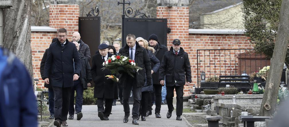 Jarosław Kaczyński złożył kwiaty na grobach ofiar katastrofy smoleńskiej