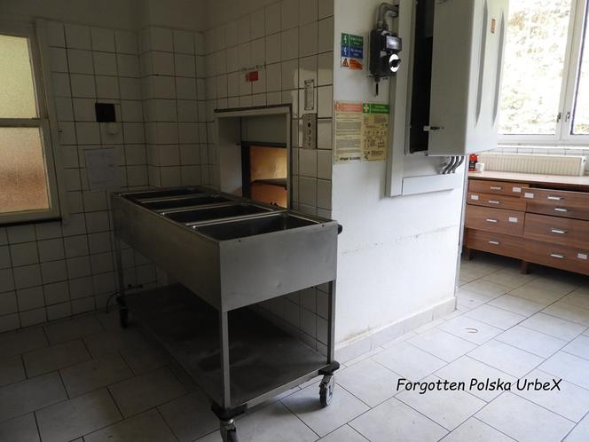 Lalka "śpiąca" w łóżku i urządzenia rehabilitacyjne. Co znajduje się w opuszczonym sanatorium przy polskiej granicy? [ZDJĘCIA]
