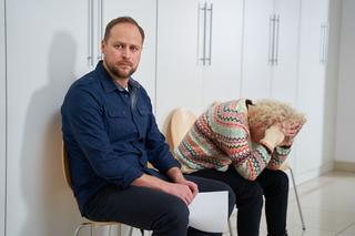 Na Wspólnej odc. 3571: Paweł (Grzegorz Kwiecień), Beata (Katarzyna Ptasińska), Gucio (Julian Studziński)