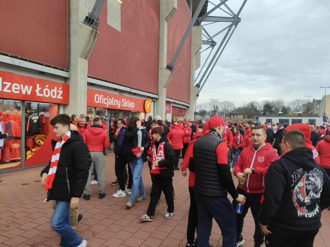 Legia vs. Widzew. Na stadionie w Łodzi zbierają się kibice