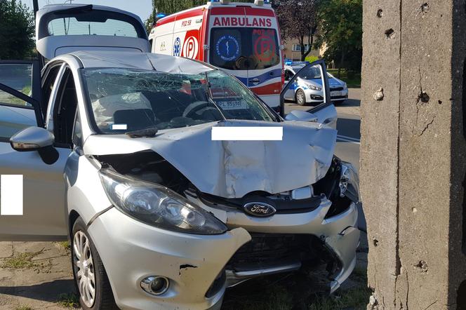 Kierująca osobówką kobieta w ciąży uderzyła w słup