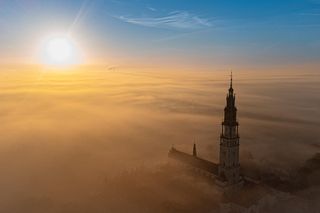 Jasna Góra jak samotny okręt we mgle. Wyjątkowe zdjęcia