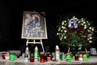 Legia żegna Lucjana Brychczego. Znicze pod stadionem