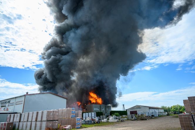 Potężny pożar w Tarnowie. Płonie hurtownia zniczy, na miejscu ponad 25 zastępów straży!