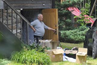 Marek Kondrat sprząta śmieci na działce na Mazurach