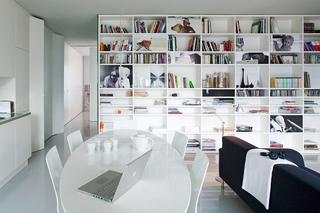 Białe meble we wnętrzach: stoliki, szafki, krzesła