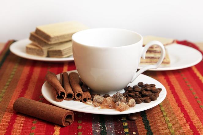 Rozgrzewająca kawa po meksykańsku: z likierem, czekoladą i cynamonem [przepis]