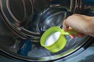 Wrzuć do pralki i ją włącz, a pleśń i brzydki zapach znikną. Bęben będzie czysty. Czyszczenie pralki