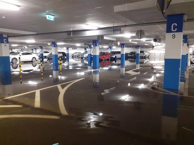 Parking podziemny oraz ulica Traugutta po ulewie w Toruniu