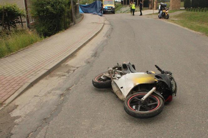 Czermna. Młody motocyklista wypadł z zakrętu i uderzył w krawężnik. 23-latek zginął na miejscu