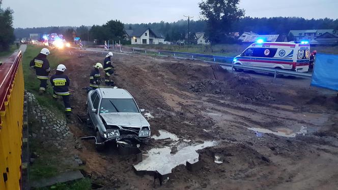 Podlaskie. Mercedes utknął w glinie. Strażacy musieli odkopać kierowcę