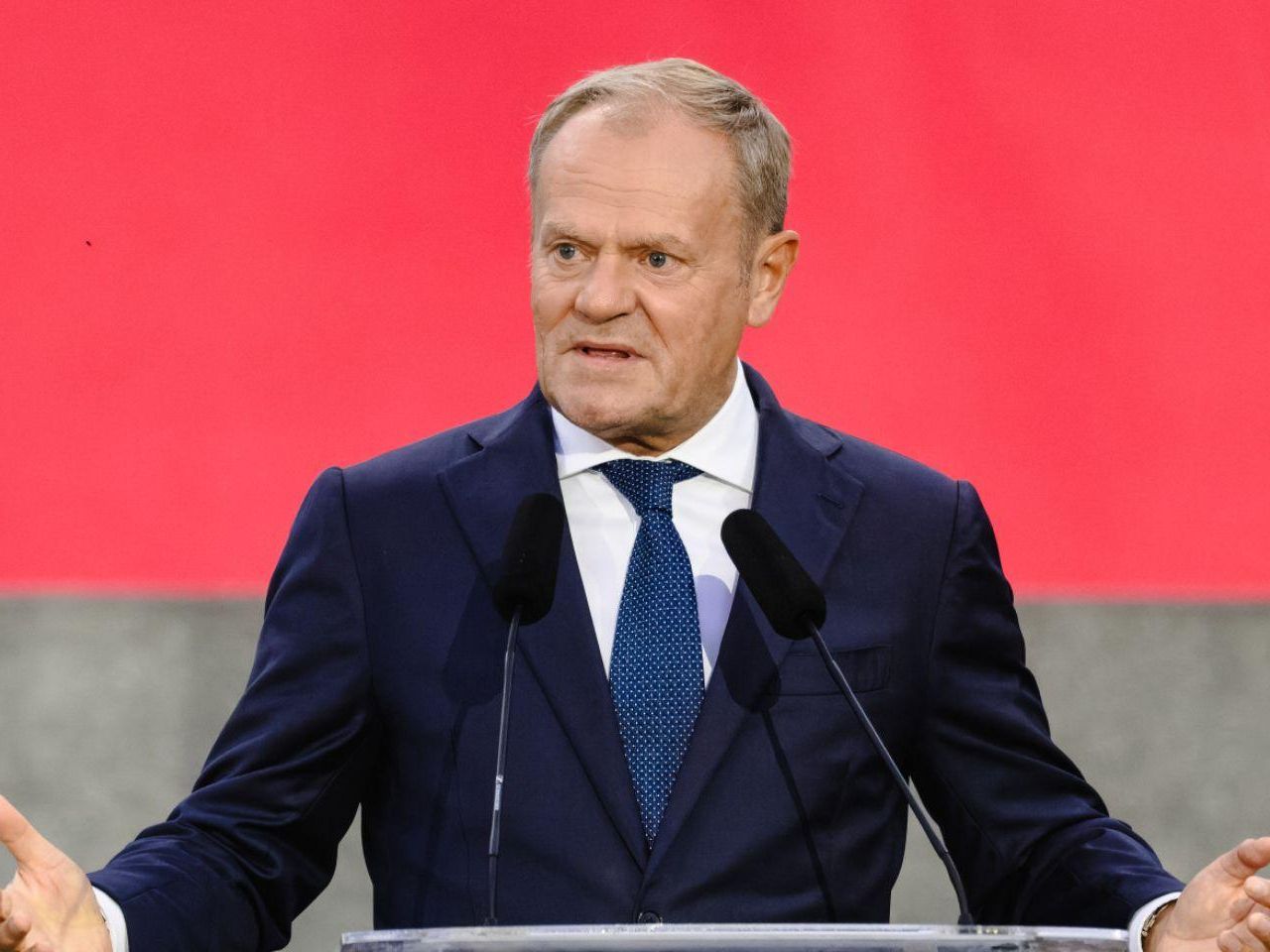 Historyczny dzień Platformy. Tusk ogłasza zjednoczenie. Nowa partia ma już nazwę i l…