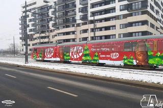 Świąteczny tramwaj KitKat w Poznaniu. Można nim podróżować bezpłatnie