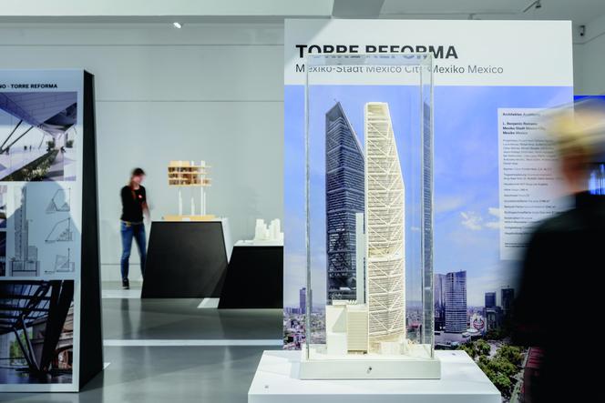 Widok wystawy z prezentacją zwycięskiego wieżowca Torre Reforma