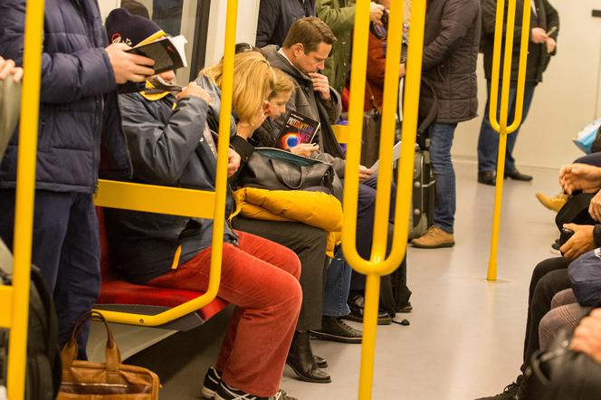 Rafał Trzaskowski jedzie z rodziną metrem na zaprzysiężenie