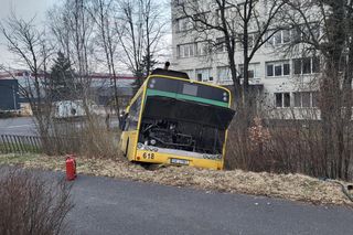  Dramatyczny wypadek autobusów w Katowicach! Kierowca wypadł przez okno.