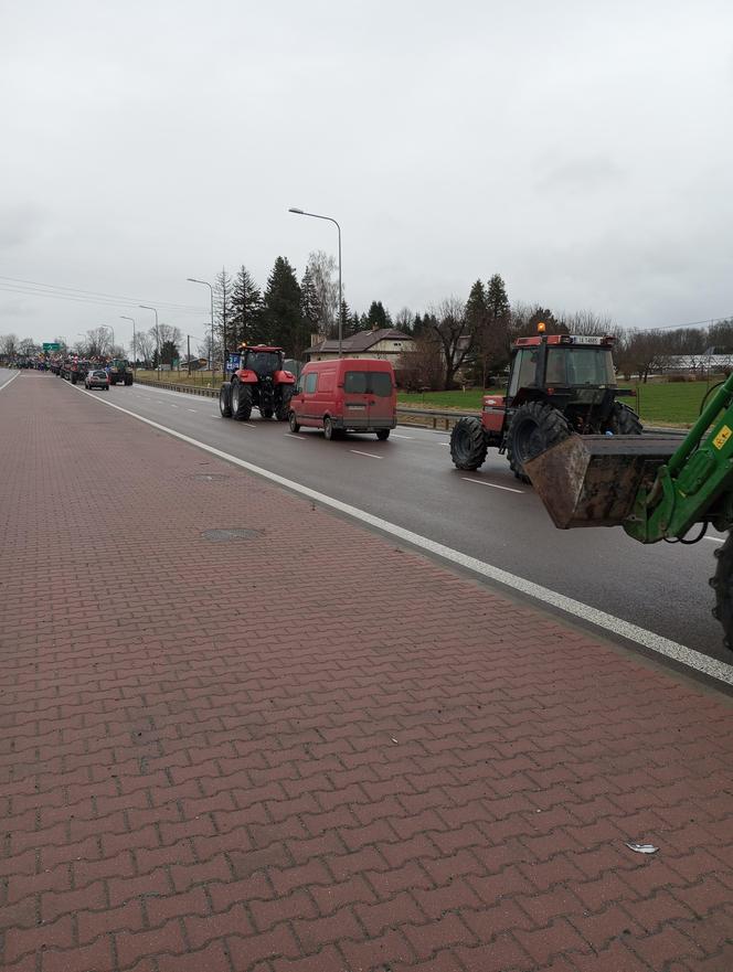 Trwa protest rolników w woj. lubelskim. Blokady są w wielu miejscach w regionie [DUŻO ZDJĘĆ]