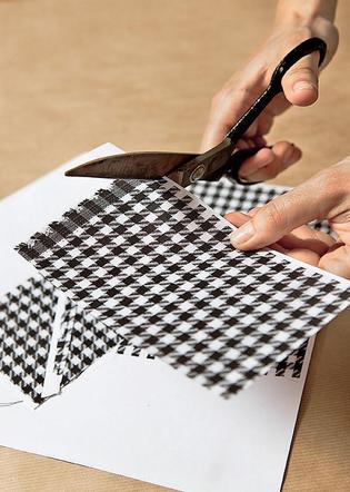 KROK III - Wycinanie papieru do obklejenia nóżek fotela