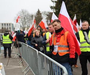 Protest rolników 20 marca przed Lubelskim Urzędem Wojewódzkim w Lublinie