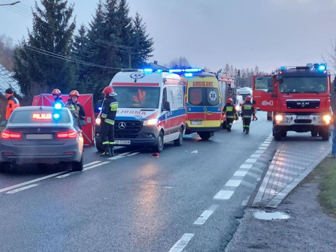 Śmiertelny wypadek na DK42 w Parszowie. Kierowca tira potrącił 14-latkę na przejściu [ZDJĘCIA].