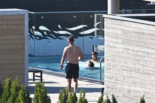 Polacy odprężają się na basenie