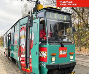 Wielka niespodzianka na warszawskich torach. Świąteczny tramwaj LEGO. Kiedy ruszy w trasę?