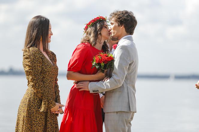 Na Wspólnej, odc. 3199. Jarek (Wojciech Rotowski), Eliza (Katarzyna Chorzępa), Kasia (Julia Chatys)