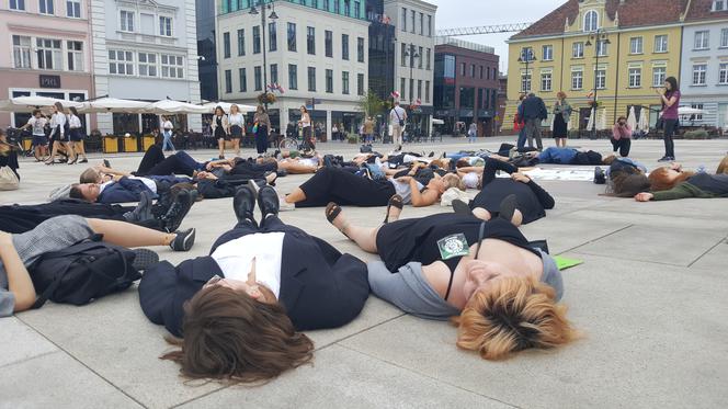 Protest klimatyczny w Bydgoszczy. Uczniowie leżeli na płycie Starego Rynku 