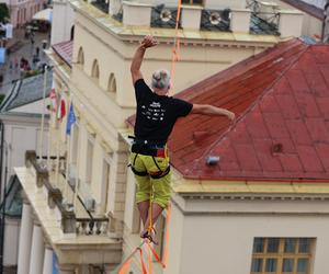   Urban Highline Festival 2023 w Lublinie. Slacklinerzy robią cuda na linach!