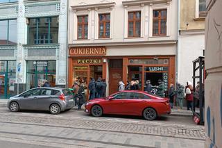 Tłusty czwartek we Wrocławiu. Mieszkańcu rzucili się na pączki! Ogromne kolejki [ZDJĘCIA]