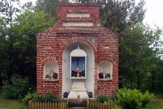 To jedna z najstarszych kapliczek warmińskich. Wyróżnia ją nietypowa architektura