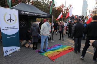 Marsz Niepodległości 2021. Ludzie z tęczowymi flagami WYPCHNIĘCI z ronda Dmowskiego