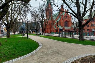 Jak teraz wygląda rewitalizowany plac Kościelech. Porównaj najnowsze zdjęcia z wizualizacjami 