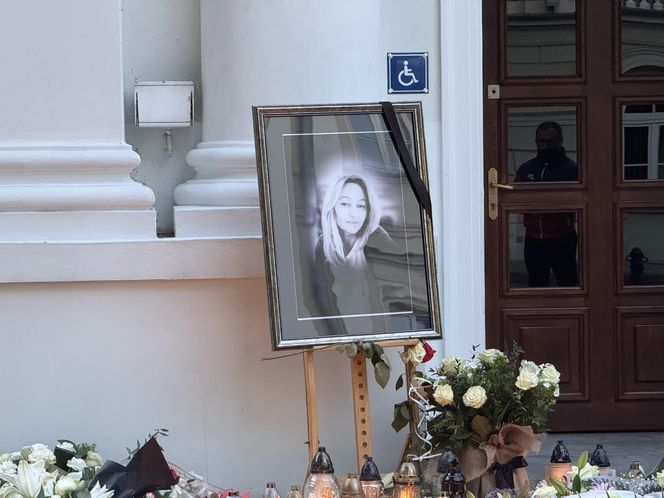 Społeczność UW pożegnała zaatakowaną pracowniczkę (8.05.2025)