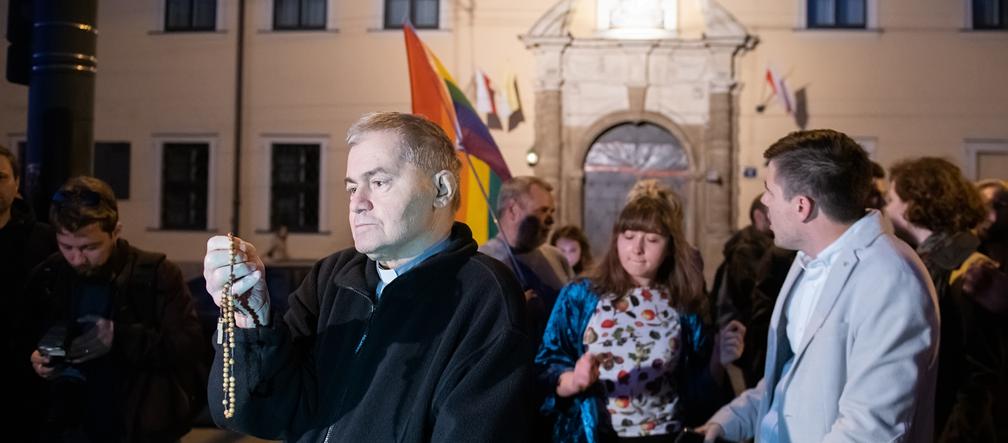 Tańczący protest pod krakowską kurią