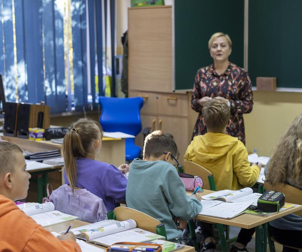 Tyle zarabiają nauczyciele we Wrocławiu. Trudno się dziwić, że ich brakuje