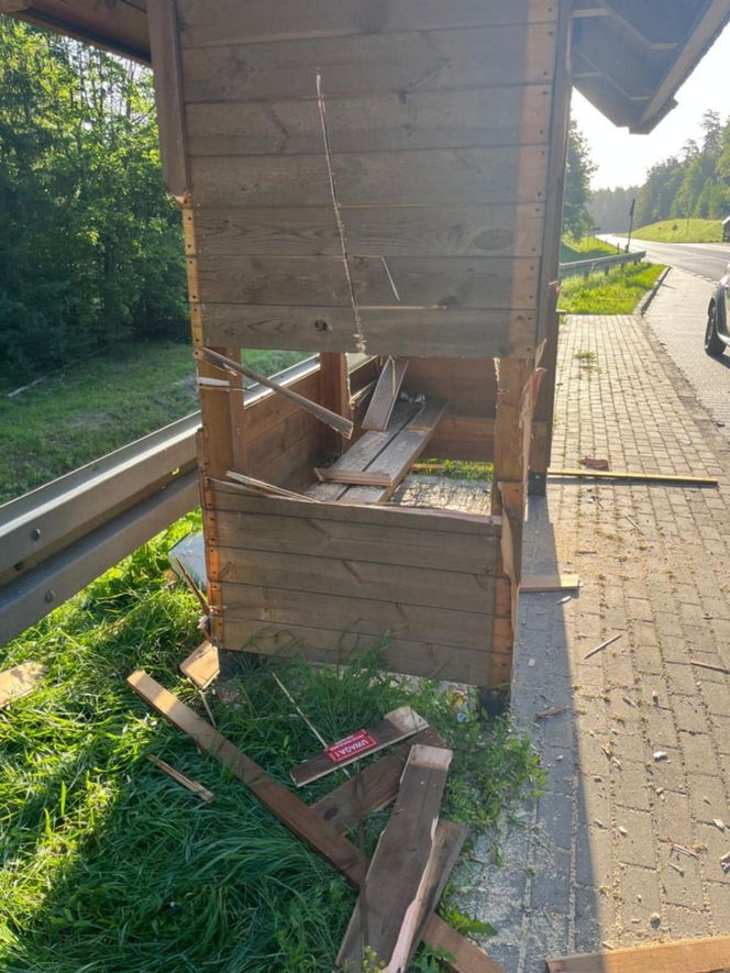 Wandale zniszczyli drewniane przystanki autobusowe
